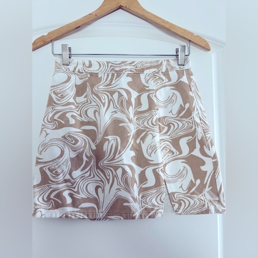 Vestique White and Tan Marble Print Mini Skirt | Size Small